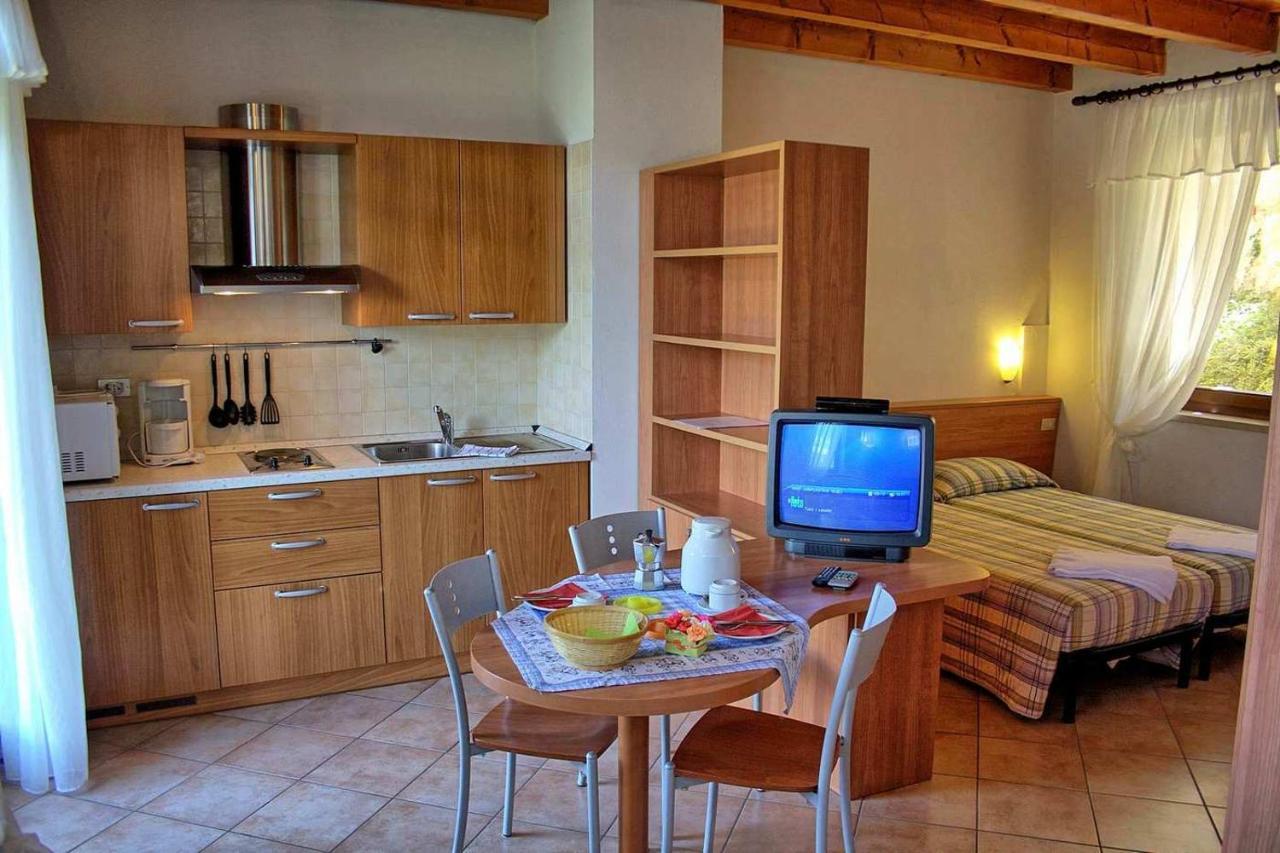 Aparthotel La Caletta Bolognese Brenzone sul Garda Exterior foto